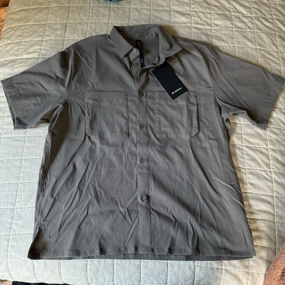 Mens Lululemon relaxed fit short sleeve button down size L